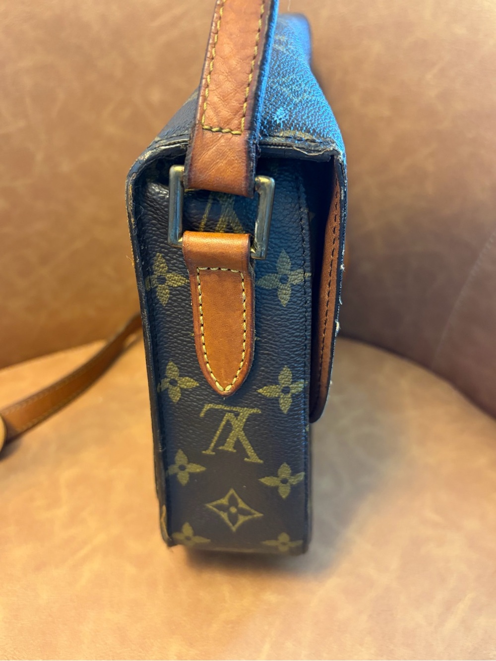 Authentic Louis Vuitton Monogram Saint Cloud GM Crossbody Bag - Picture 3 of 9
